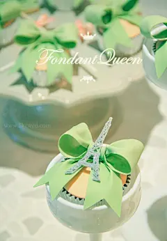 翻糖皇后【戏梦巴黎】 By @翻糖皇后 : 不只婚礼主题能融入你们独一无二的爱情故事，甜品台同样可以在食、色、味上生动蕴含你们相爱的“小秘密”。比如这对新人相识相恋于法国，对马卡龙与法式风情有着深厚的情结，于是婚礼甜品台中心便选用马卡龙塔，在每一个cupcake上都矗立着一座埃菲尔铁塔，整体配色体现出香颂的清新悠扬。戏梦巴黎，让浪漫入口即化。
