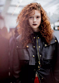 如果我是滑板女孩，那我一定要做Natalie Westling : 还记得在之前的聊聊时尚圈里，我们曾经为大家介绍过红发超模Rianne van Rompaey吗？她是我们的《Vogue服饰与美容》的十月刊封面超模、Grace Coddington最喜欢的红发超模之一，Grace还为她画了一副插画。