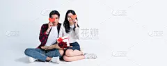 美丽优雅的情侣，白底红玫瑰，年轻的男子送他的女朋友一朵玫瑰，并亲吻庆祝情人节