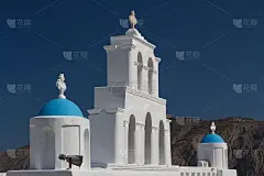 希腊圣托里尼岛皮尔格斯村的传统教堂