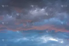 戏剧性的天空中乌云密布