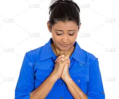 一个女人的画像，她闭着眼睛向下祈祷，希望得到最好的结果，请求原谅