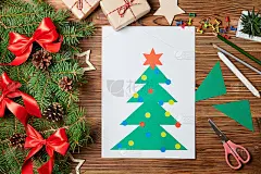 一个孩子用彩色纸做的圣诞贺卡