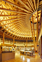 漂亮的现代木结构。日本秋田县国际教养大学图书馆室内。