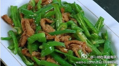 【青椒肉丝】1、青椒净去籽，切成约3毫米...
