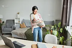 妈妈把宝宝哄睡着了