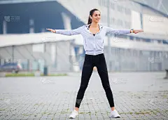 健康。运动女性在跑步前摆姿势和伸展