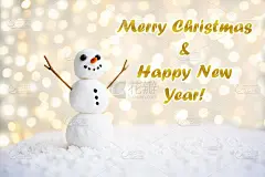 圣诞快乐，新年贺卡与副本空间。快乐的雪人站在冬日圣诞的风景里。雪的背景