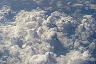 白云和天空，飞机窗外的景色