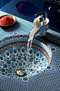 来自美国的卫浴品牌 KOHLER，过去一直以各种出色的设计概念来点缀浴室环境，当中 Artist Edition 更将不同风格的艺术概念融入产品设计之中，令卫浴空间有一种更丰富的演绎。其中名为 Marrakesh 的系列，便以摩洛哥古都为名，将摩尔式建筑风格引入色号及设计概念之中，让浴室展现一种古典奢华的风情。将从摩洛哥古雅庭院中找到的马赛克风格，注入以 Bol 系列为基础水龙头、Camber 系列为基础的洗面盆与台面之中，配以清真寺中常见那错综复杂而又抽象的花卉图案，令系列带来一份精致与古雅并存的视觉效