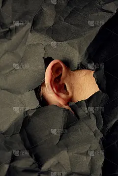 女人的耳朵洞在黑色皱纸背景，黑白概念摄影博客或海报