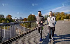 快乐的情侣在户外跑步_5144628869
