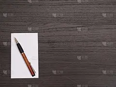 木质桌面，白色记事本，钢笔