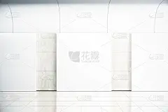 空白方形海报上混凝土墙在空荡荡的大厅里，模拟了 3d