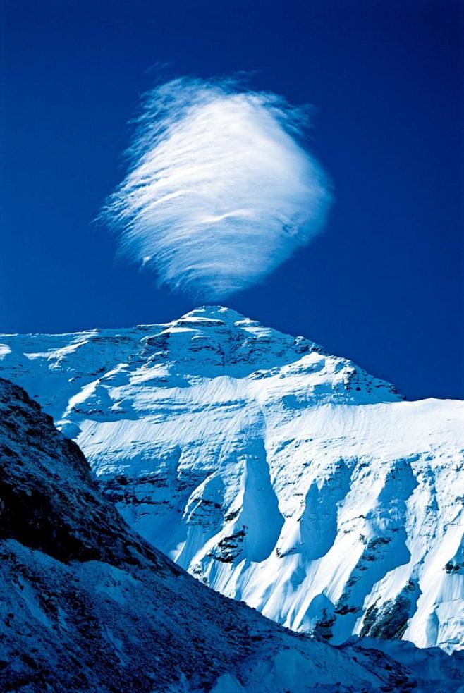 珠穆朗玛峰顶这朵冰激凌般的云帽实际上还是飞碟形