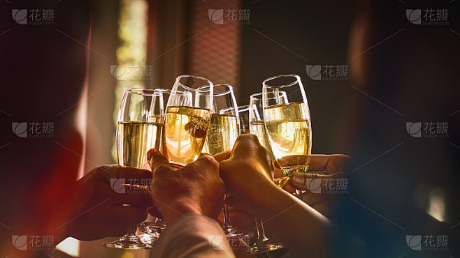 大家举杯共饮葡萄酒或香槟，庆祝友谊