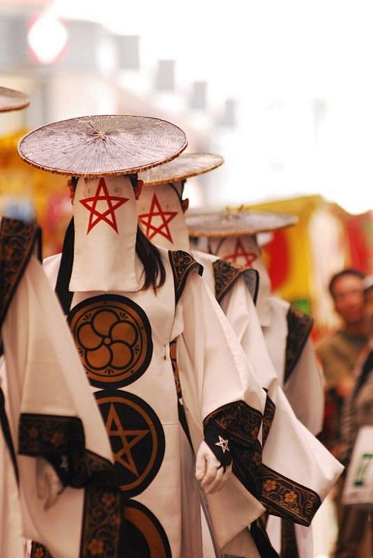 隐藏起人脸的日本祭祀与活动，神秘而庄重。...