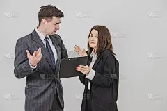可爱的年轻秘书带来了文件，老板要签字，但他不明白，不想签字，皱着眉头。
