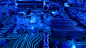 通过CPU和蓝色信号飞越主板。带有处理器和光斑的电路板的环路3D动画。技术与数字概念。