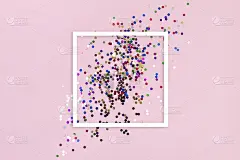 新年圣诞顶景平铺。彩色纸屑与复制空间粉红色的背景