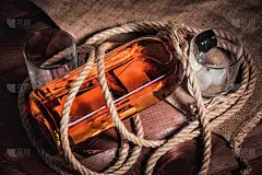 威士忌陈年的精英酒精在木制背景