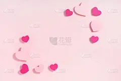 情人节画框构图。淡粉色背景上的紫粉色心形。俯视图，平放，复制空间