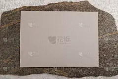 米色纸名片，以天然石材为背景的灰色混凝土模型。空白，平铺，俯视图，静物，拷贝空间。