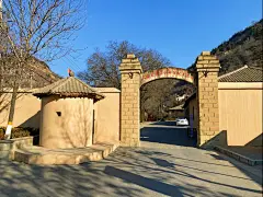 延安之旅——王家坪革命旧址观览_毛泽东 : 党中央进驻延安后，这里是中央军委和八路军总部的所在地。毛泽东笑着说：你们的这种决心很好，延安是要保的，我们在延安住了十年，挖了窑洞，吃了小米，学了马列主义，培养了干部，指导了中国革命，全中国、全世界都知…