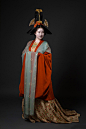 公元9世纪的唐代夫人服饰，以唐代文宗皇帝（827年—840年）的壁画为基础。可以说，这件衣服可以追溯到王朝的中后期。在文宗的统治时期，女人的衣服变得越来越宽，袖子变得又长又厚。作为改革家，文宗提倡节俭，减少铺张浪费。