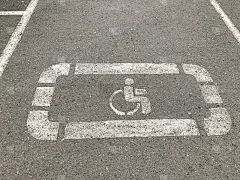 人行道上有残疾人停车牌