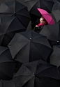 黑色,人,伞,商务,白人_161844938_Woman looking up from under an umbrella_创意图片_Getty Images China