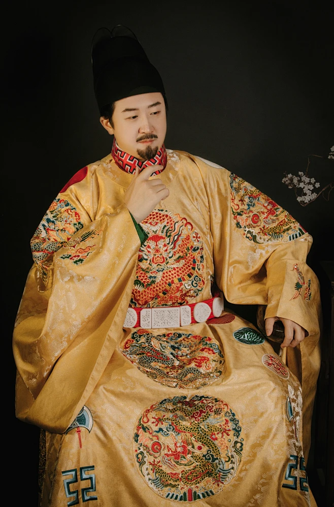 黄色十二章纹团龙半复原盘金绣衮服明制圆领袍重工云河千色汉服-淘宝网-花瓣网