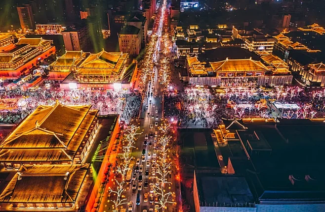航拍春节期间的西安大唐不夜城盛景图片下载