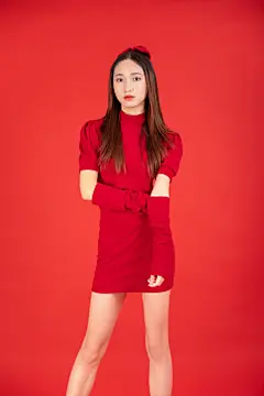 全身照红色背景新年龙年春节美女人物摄影图