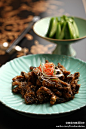 美食与美酒杂志荆州、沙市一带的皮条鳝鱼已有200余年的历史，取200克左右的活鳝鱼，洗净去骨，切成二寸长、四分宽的鳝鱼条，装碗后，撒上少许食盐揉搓几下，用水豆粉调匀挂糊，经过3次不同火候的氽炸，投入酱油、白糖、姜末、大蒜、葱花等，用稀湿淀粉勾芡即成。趁热吃一块，外酥内嫩，酸甜爽口。