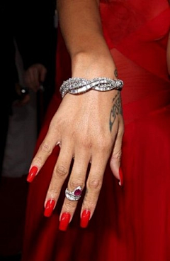 ElegantTouch雅致格调采集到Celeb Nails