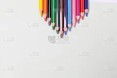 排列12支彩色铅笔，孤立在白色底边3