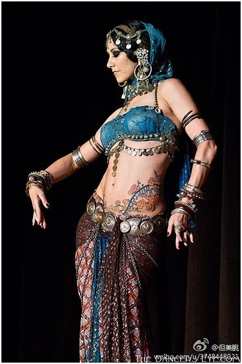 部落风格的东方舞舞者，瑞秋布瑞斯。