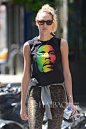 当地时间5月30日，坎蒂丝·斯瓦内普尔 (Candice Swanepoel) 身穿印有雷鬼乐鼻祖Bob Marley头像的T恤在纽约出街。