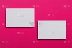 模拟两个水平的白色名片在粉红色的纹理纸背景。品牌标识的模拟模板。用于图形设计师的演示文稿和作品集