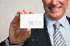 微笑的男人拿着一张空白名片