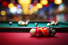棋牌室里台球桌上的台球摄影图片