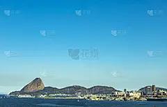 这是里约热内卢市，背景是巴西的糖面包山。