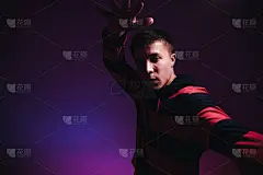 在工作室里跳现代舞的年轻人。霹雳舞一样。舞蹈学校的海报。副本的空间。战斗竞争声明。粉色和蓝色背景。