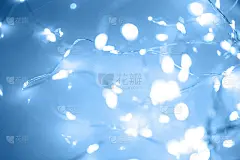 美丽的节日背景，浅浅的景深。2020年的颜色概念，经典的蓝色趋势为您的设计。副本的空间。COY202