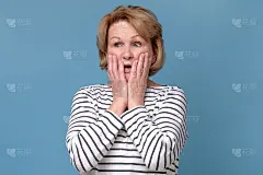 老白人妇女祖母脸上带着惊讶的表情