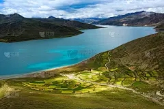 中国西藏的羊卓雍措湖和山脉的自然美景