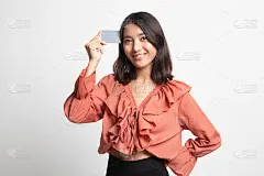 年轻的亚洲女性用空白卡片思考。