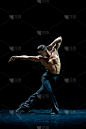 肌肉发达的舞厅舞者袒胸摆姿势孤立在黑色背景