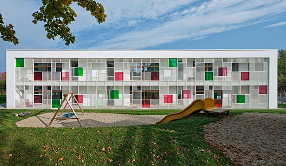这是奥地利的一所学校，里面包括小学和幼儿...